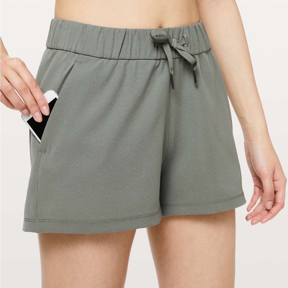 Lululemon On The Fly Short *Woven *2.5" Grey Sage SZ 4